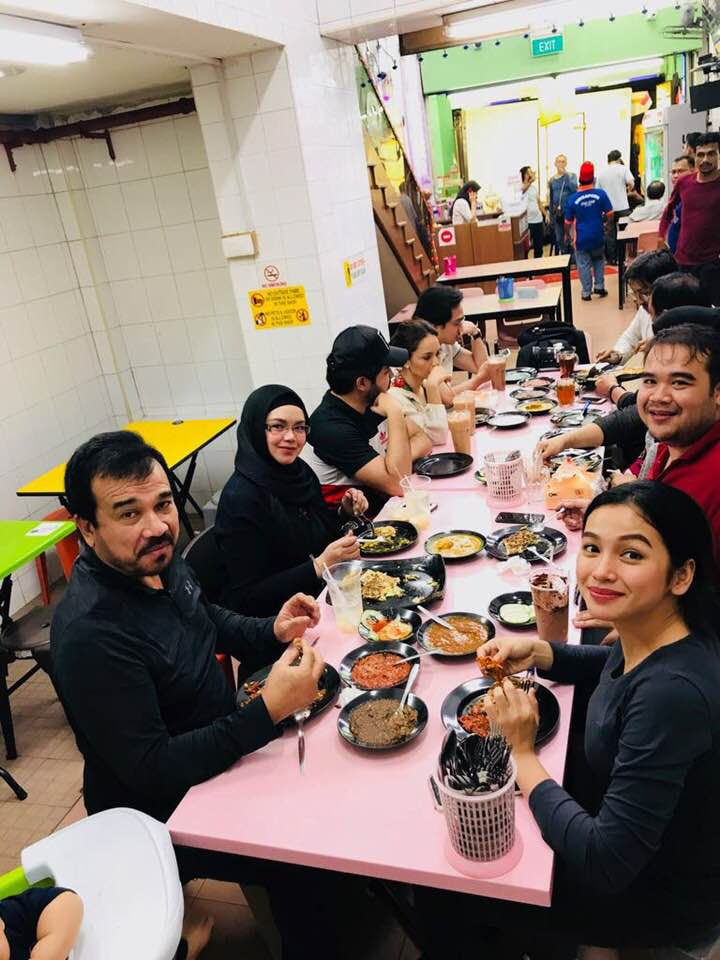 Malaysian singer Siti Nurhaliza casually dines at Singapore’s Zam Zam restaurant with hubby (Photo: Zam Zam Restaurant/Facebook)