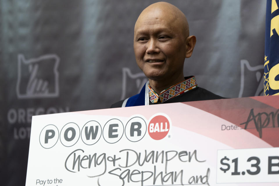 美聯社報導，美國「威力球」（Powerball）本月開出13億美元（約台幣426億元）頭獎，為威力球史上第4高，得主是來自寮國的移民程查理（Cheng “Charlie” Saephan，音譯）（圖）。 （美聯社）