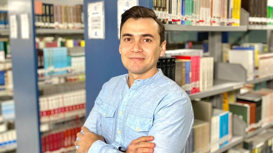 El abogado Mario Henrique de Souza en una biblioteca universitaria