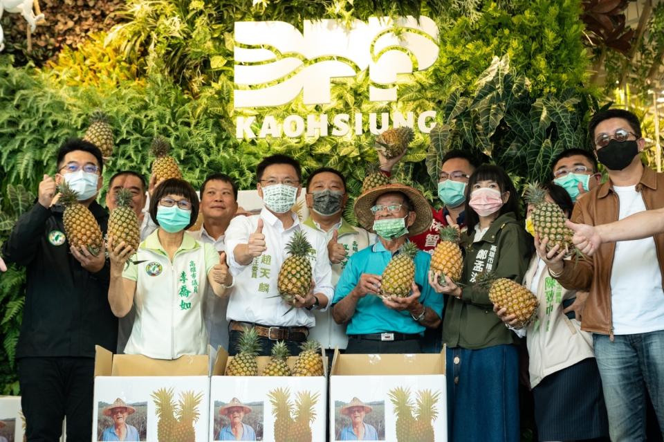 民進黨高雄市黨部主委趙天麟，今日向「大樹鳳梨伯」林益訂購一萬台斤鳳梨   圖：民進黨高雄市黨部提供