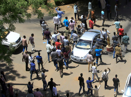 Sudanese demonstrators chant slogans during a protest demanding Sudanese President Omar Al-Bashir to step down in Khartoum, Sudan April 6, 2019. REUTERS/Stringer