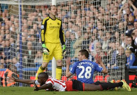 Sunderland's Jozy Altidore appeals for a penalty after a challenge from Chelsea's Cesar Azpilicueta (R) during their English Premier League soccer match at Stamford Bridge in London, April 19, 2014. REUTERS/Philip Brown