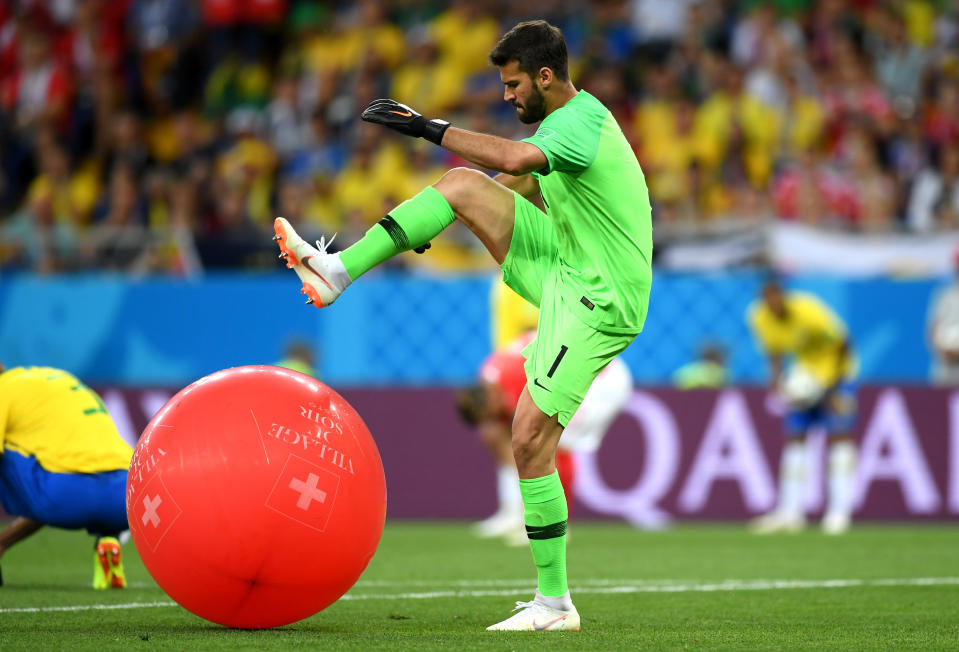 Brasiliens Torwart Alisson Becker kämpfte mit einem großen Ballon in seinem Strafraum. (Bild: Getty Images)