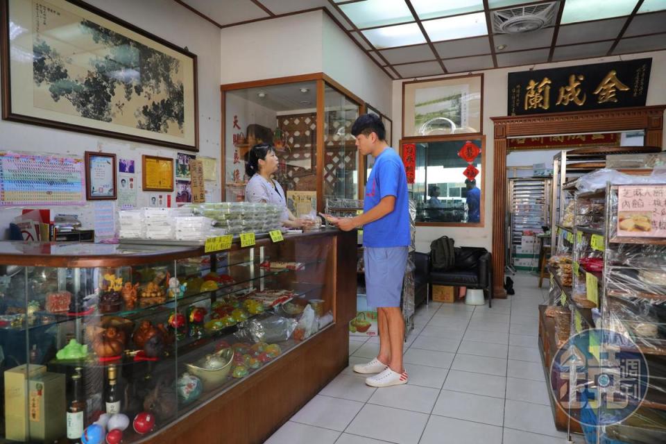 店裡除了賣傳統糕餅、古早味零嘴，還有拜神的糕粿。