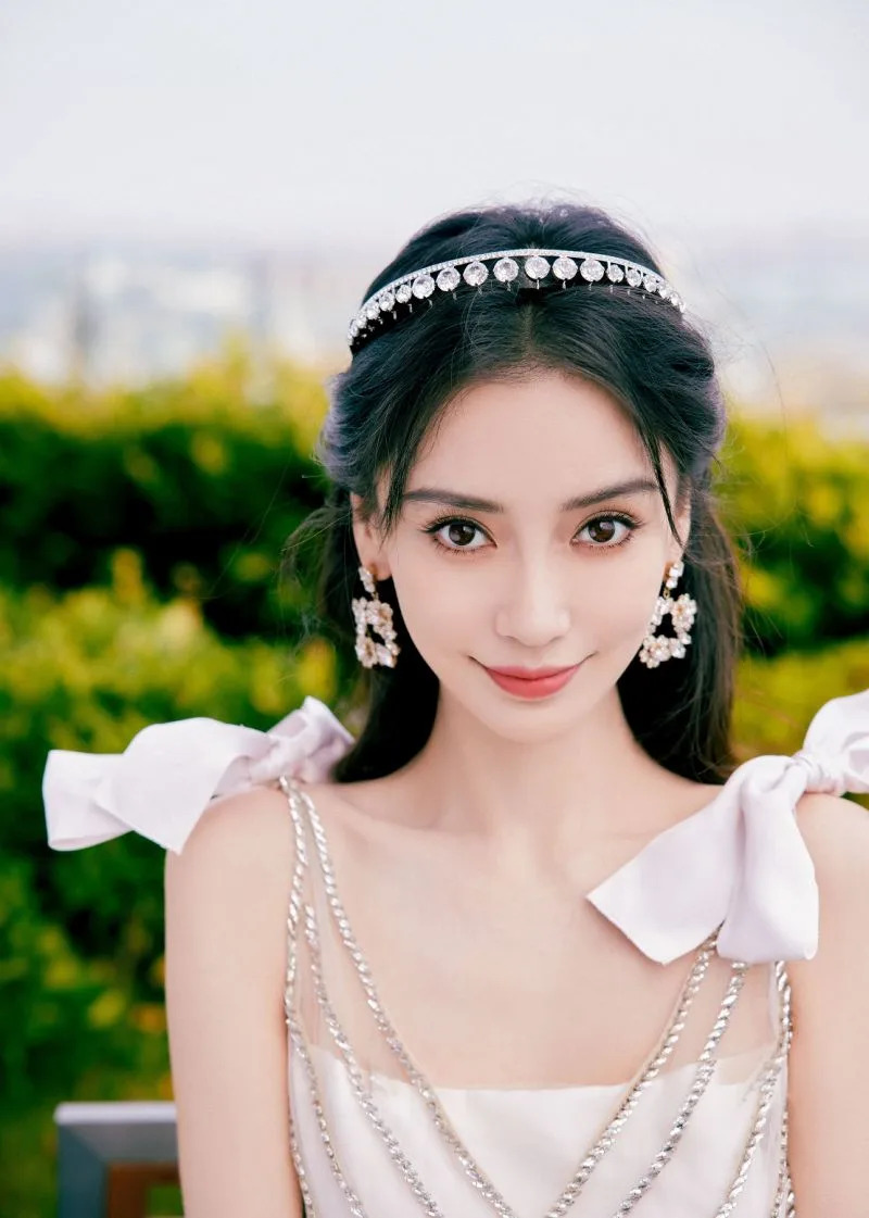 ▲出道多年的Angelababy，長髮形象深植人心。（圖／翻攝自Angelababy工作室微博）