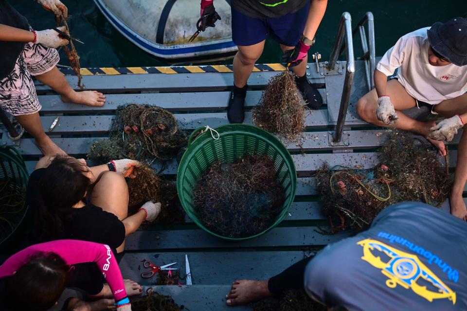 <p>Además de sacar redes del océano, han conseguido la colaboración de muchos pescadores locales para que les entreguen las suyas usadas en lugar de dejarlas en el mar. (Foto: Lillian Suwanrumpha / AFP / Getty Images).</p> 