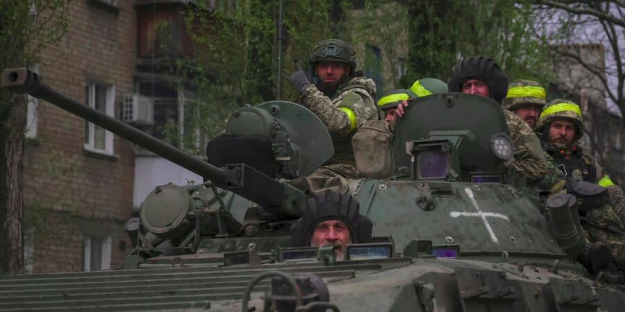 Ukrainian military on BMP-2 in Chasovyi Yar, Donetsk region
