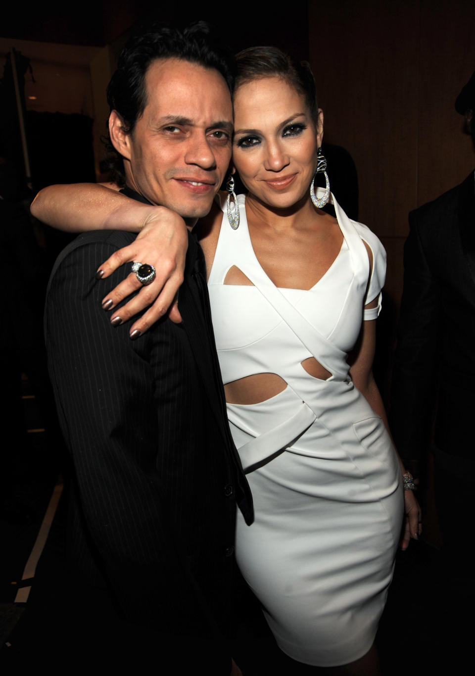 Marc Anthony y Jennifer Lopez, quien muestra su anillo de compromiso, en los American Music Awards 2009 en el Nokia Theatre L.A. Live el 22 de noviembre de 2009 en Los Ángeles, California. (Kevin Mazur/AMA2009/WireImage)