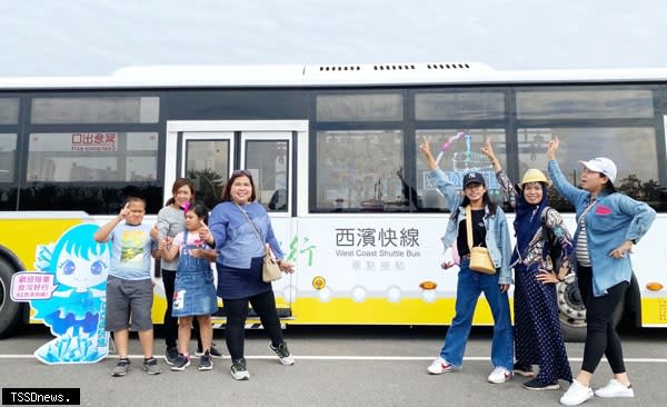 台灣好行六一西濱快線、六一之一支線、一七九養嘉湖口－幸福公車等三條公車路線復駛，雲管處歡迎遊客踴躍搭乘，輕鬆賞遊雲嘉南濱海美景。（記者李嘉祥攝）