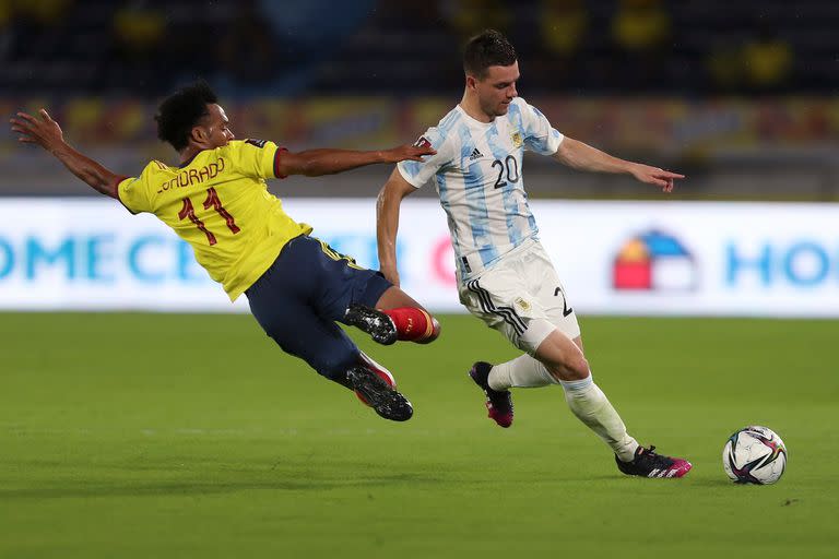 Giovani Lo Celso elude la marca de Juan Cuadrado durante el partido que disputan Argentina y Colombia por las eliminatorias de la Copa del Mundo Catar 2022.