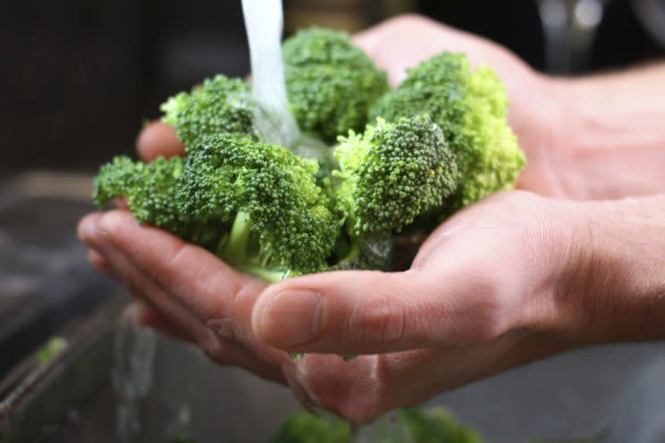 Esto es lo que hay que hacer para eliminar las bacterias de verduras y frutas. Pero antes de tocarlas debemos lavarnos bien las manos. (Foto: Getty)