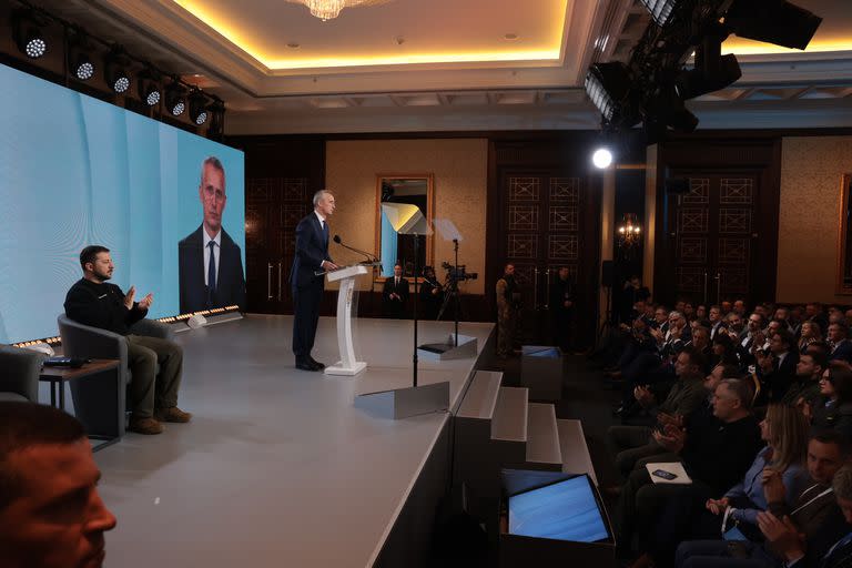 Jens Stoltenberg se dirige a un auditorio durante su visita a Kiev