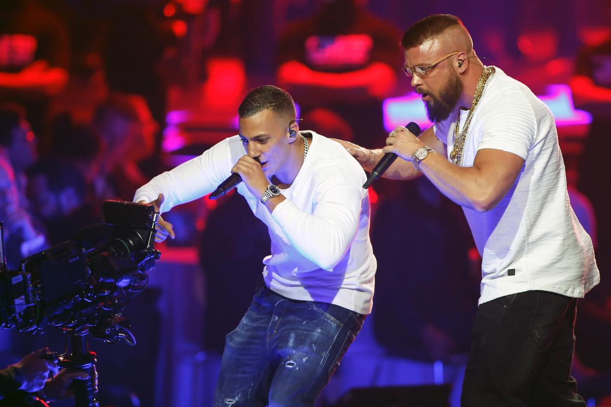 Kalkulierter Eklat? Farid Bang (l.) und Kollegah treten bei den Echos auf (Bild: Axel Schmidt/Pool via Reuters)