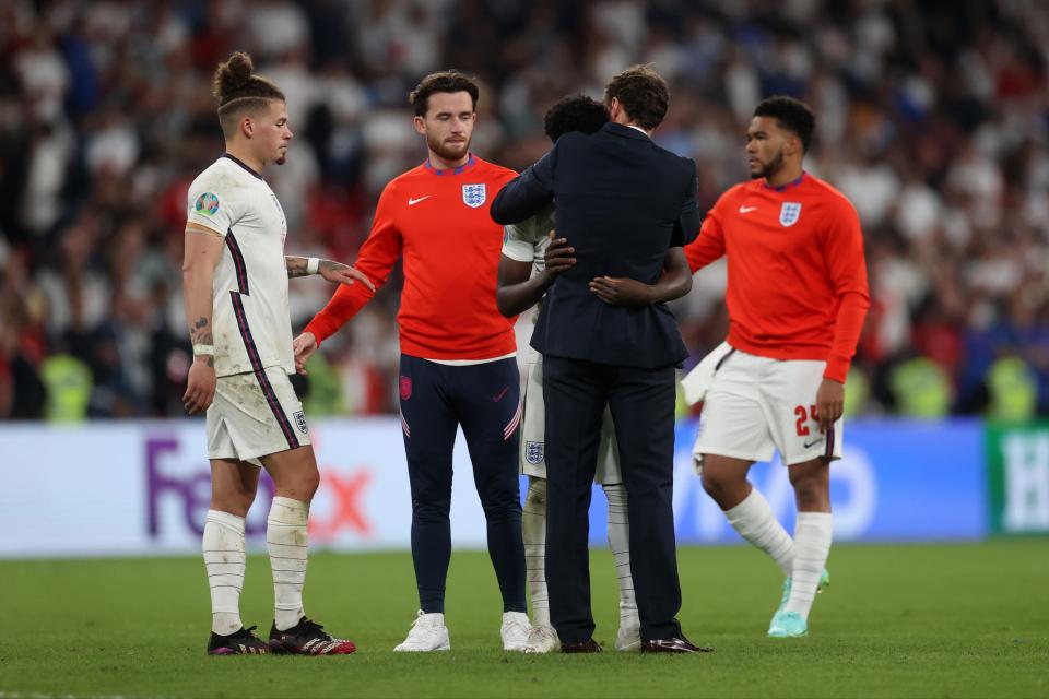 Gareth Southgate consoles Bukayo Saka (Getty Images)