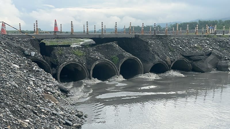 花蓮玉里高寮便橋東側因降雨導致掏空，7日下午5時起進行安全性封閉，由廠商進場修復。（圖／花蓮縣府提供）