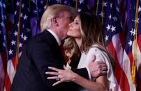 <p>Trump a été accusé d’agressions sexuelles à plusieurs reprises. Une journaliste de magazine a raconté qu’il l’avait embrassé goulument une fois Melania sortie de leur chambre en 2005. Sans surprise, Trump prétend qu’elles mentent, tout comme Melania. Cependant, une source raconte que cette dernière est parfaitement au courant de l’infidélité de son mari et opte pour une attitude de « Vivre et laisser vivre ».<br> [Photo : Getty] </p>