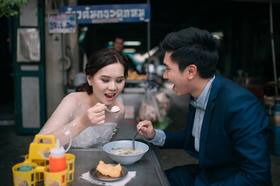 <p>Así, podemos ver a los novios en pequeños locales de comida y puestos ambulantes, degustando desde pollo frito hasta fideos y pasteles. </p>