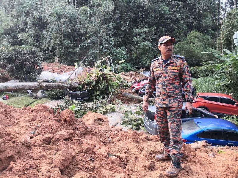 Rescatistas trabajan durante una operación de rescate y evacuación tras un deslizamiento de tierras en un campamento en Batang Kali, estado de Selangor, en las afueras de Kuala Lumpur, Malasia