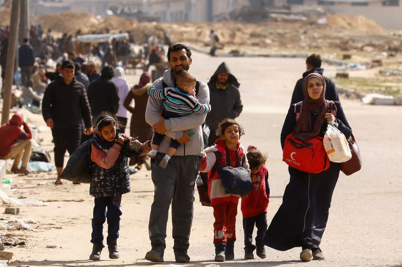 Palestinos, huyendo de Jan Yunis, avanzan hacia Rafah, durante la operación terrestre israelí contra el grupo islamista palestino Hamás, en el sur de la Franja de Gaza