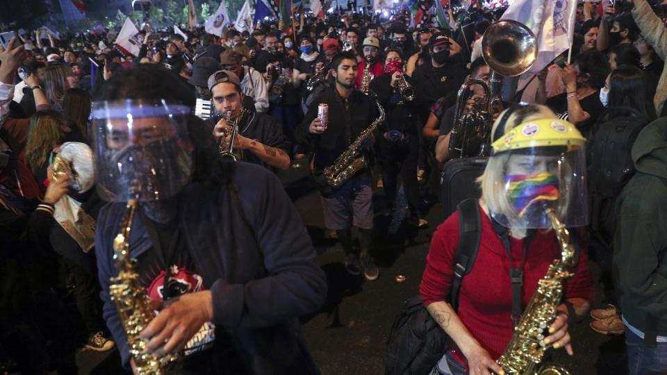 Es ist ein Ergebnis der großen Proteste vom vergangenen Jahr: In Chile wurde darüber abgestimmt, ob das Land eine neue Verfassung bekommt.