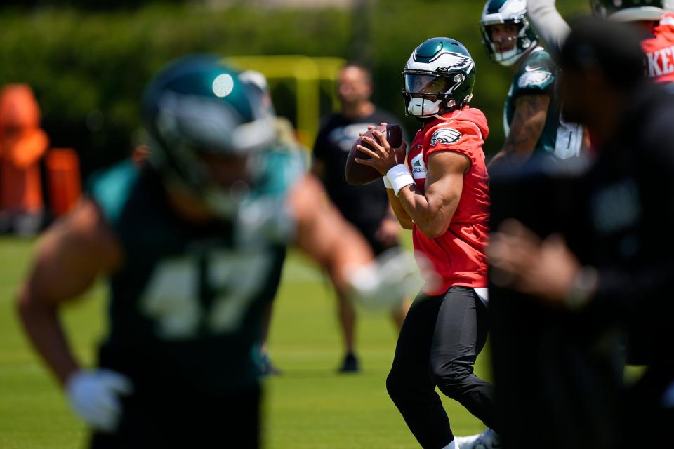 El mariscal de campo de los Philadelphia Eagles, Jalen Hurts, practica en las instalaciones de entrenamiento del equipo de fútbol americano de la NFL en Filadelfia, el jueves 1 de junio de 2023.