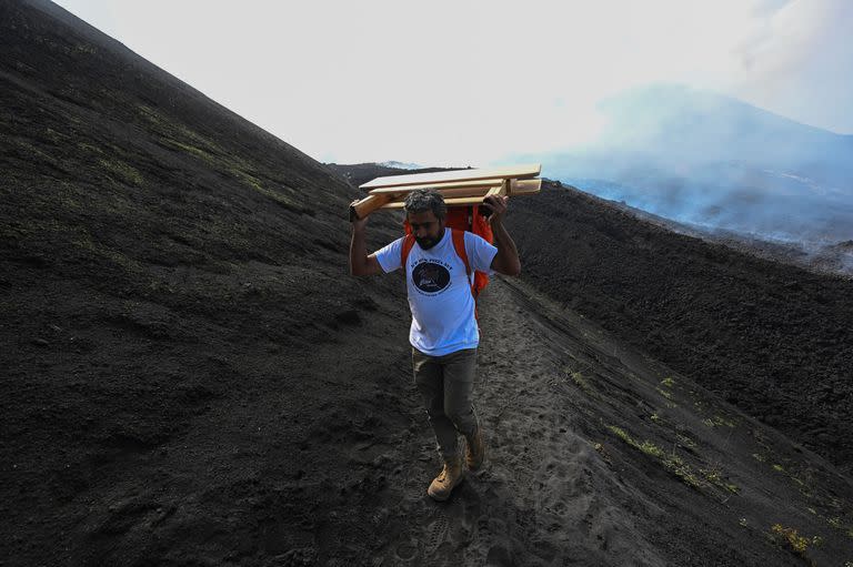 Una vez terminada la jornada laboral, David García pliega su improvisada cocina y emprende el descenso del volcán