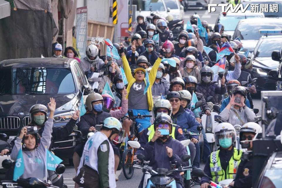 柯文哲旋風席捲台南，支持者自發性騎車跟隨車隊掃街！（圖／記者盧逸峰攝）