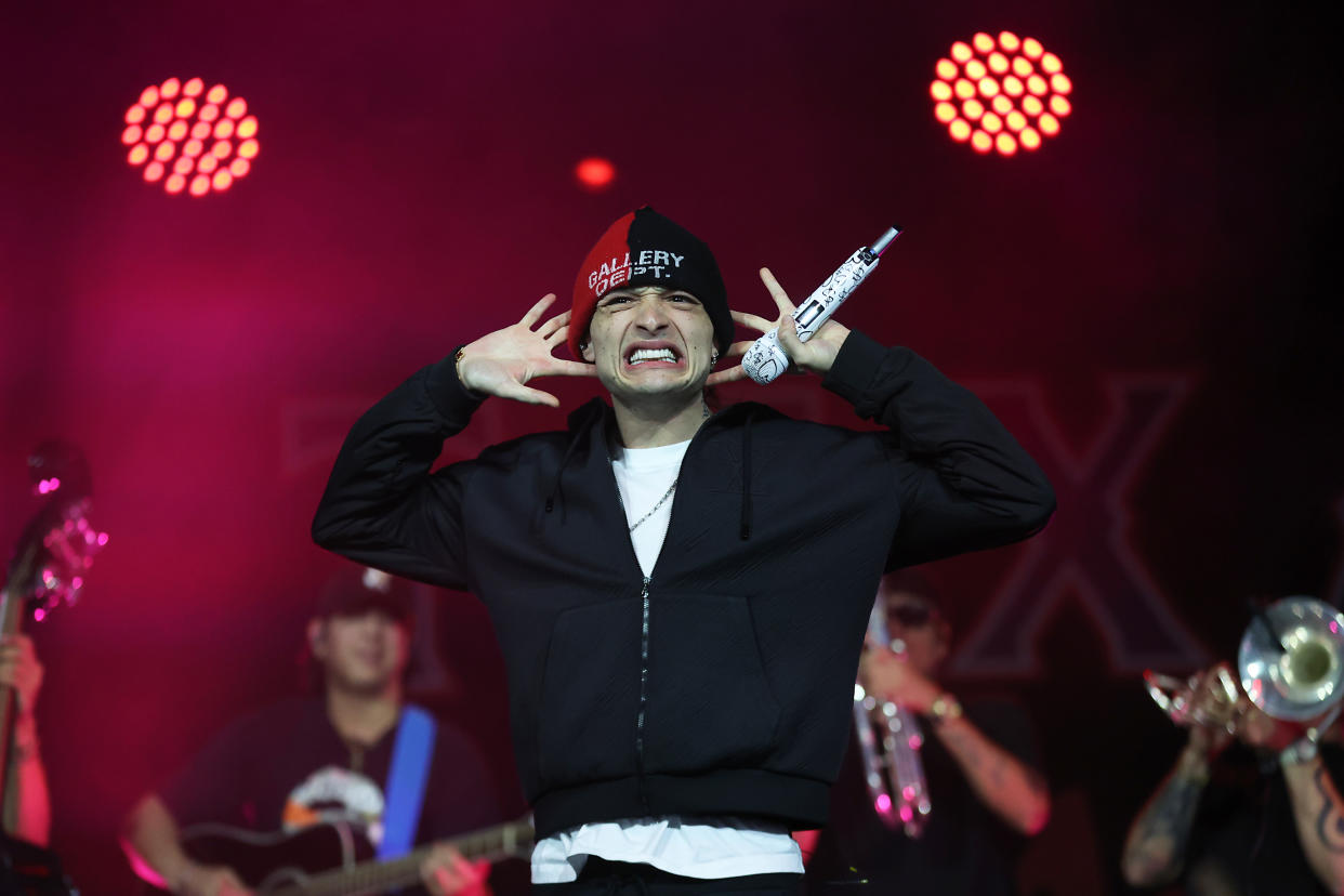 Peso Pluma durante concierto en Arlington, Texas. (Photo by Omar Vega/Getty Images)