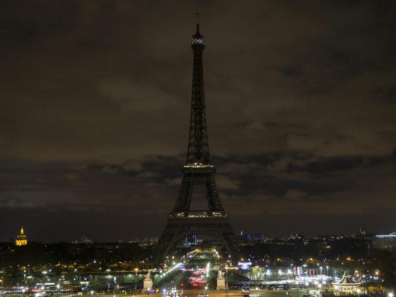 Der Eiffelturm in Finsternis getaucht. Foto: Etienne Laurent