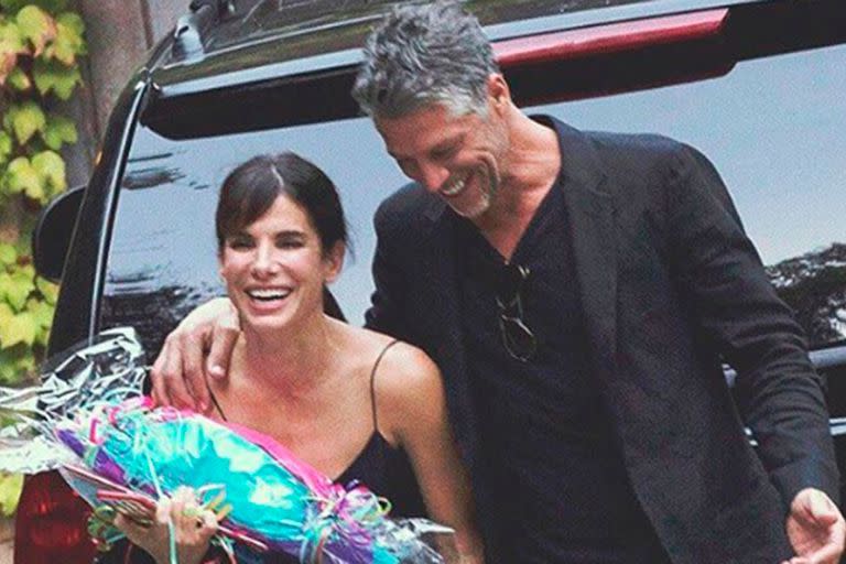 Sandra Bullock y Bryan Randall se conocieron en 2015 y tuvieron una boda simbólica en 2021 en Bahamas