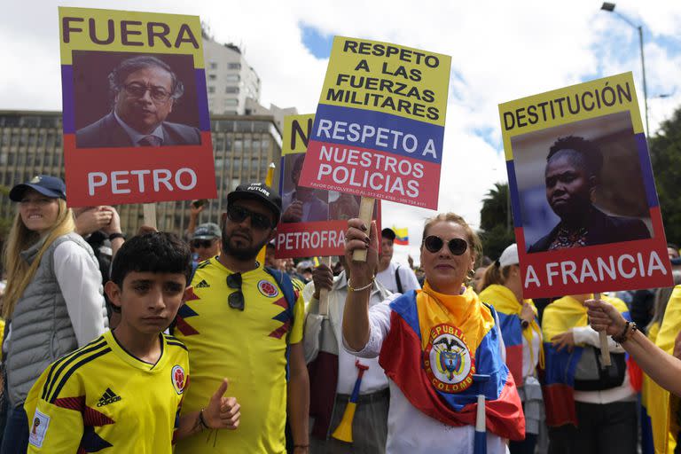 Personas participan en una manifestación contra el presidente colombiano Gustavo Petro en Bogotá el 20 de junio de 2023.