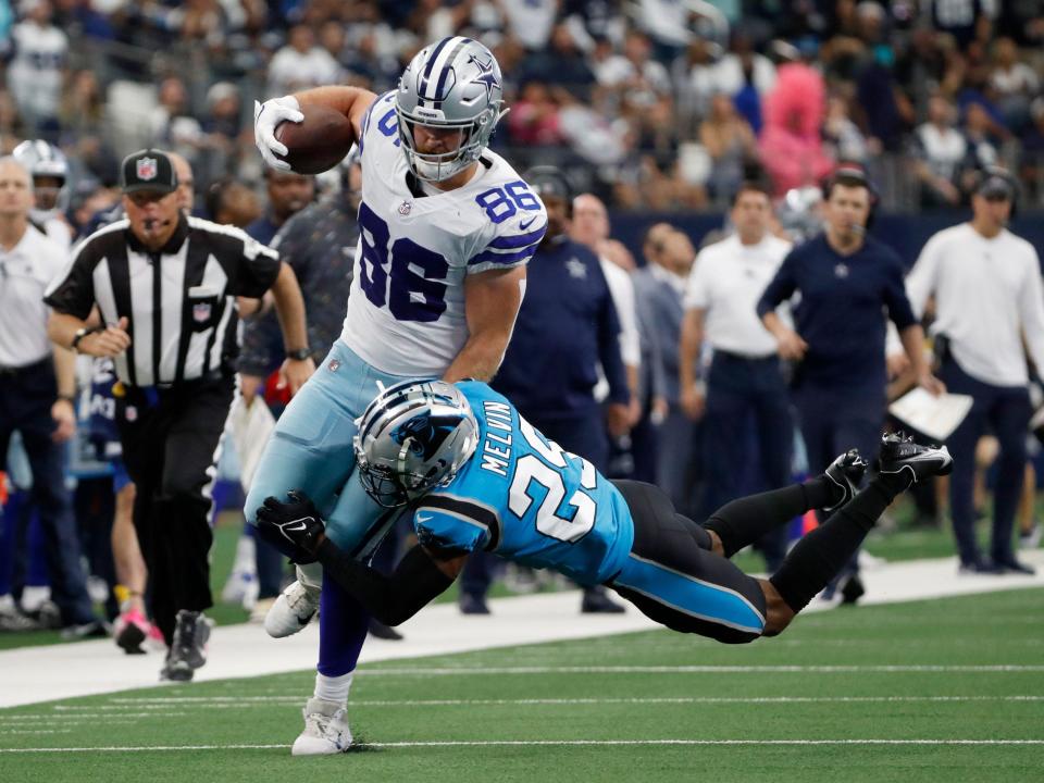 Dalton Schultz makes a play against the Carolina Panthers.