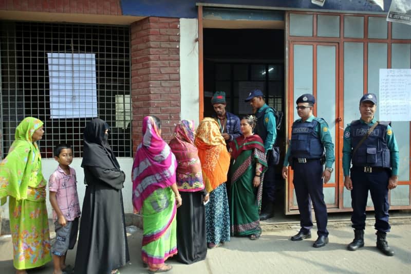 People arrive at a polling station to cast their votes during the 12th national general election in Bangladesh. Habibur Rahman/ZUMA Press Wire/dpa