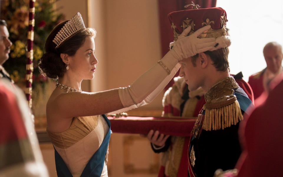 <p>Coste por episodio: 10 millones de dólares<br> Tal y como dijimos, a <em>Netflix</em> le encantan las obras de cine histórico como <em>The Crown</em>, que con solo una temporada ya se ha hecho con tres Emmys, incluido uno a la “Mejor serie dramática”. Su actriz principal (Claire Foy), junto a John Lithgow como Winston Churchill y la destacada calidad cinematográfica que la caracteriza han contribuido a su creciente popularidad. Si aún no has visto está majestuosa recreación del pasado histórico, todavía estás a tiempo de familiarizarte con ella antes del estreno de la segunda temporada en diciembre. </p>