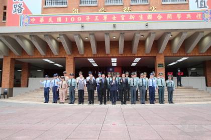 蔡總統與國安會秘書長顧立雄、國防部長嚴德發及陸軍專科學校官兵代表合影。（軍聞社記者林澤廷攝）