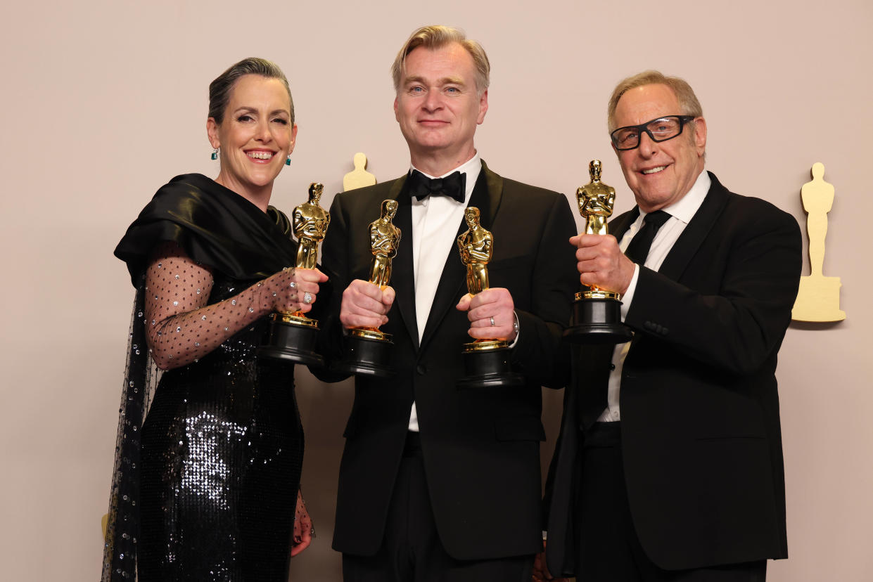 Emma Thomas, Christopher Nolan et Charles Roven, ont remporté l’Oscar du Meilleur film pour « Oppenheimer » le 10 mars 2024, le 7e prix de la soirée, mais tout cela était-il vraiment mérité ?