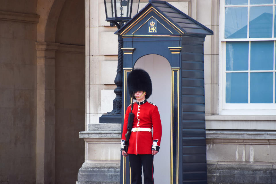 Ein King's Guard steht vor dem Buckingham Palace