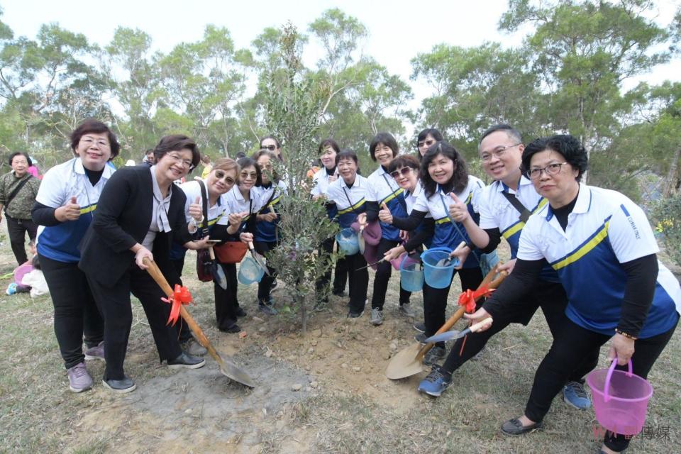 ▲彰化縣113年植樹活動-一起集點樹活動，現場有大小童軍、社區民眾，一起來參與蛻變魔法森林，現場發送4種台灣原生種樹苗給鄉親。（記者陳雅芳攝）