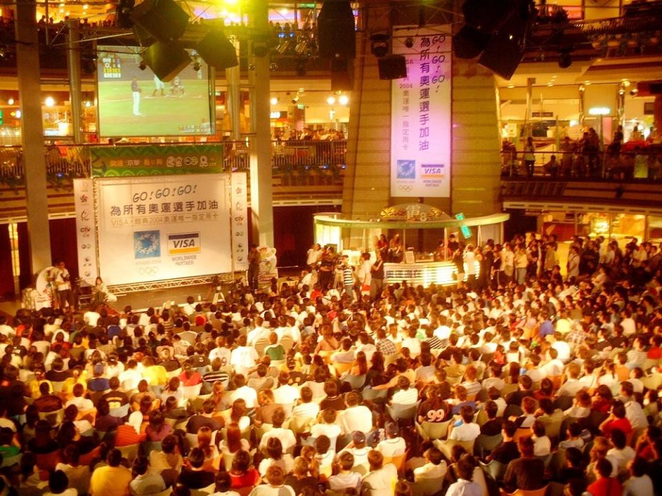 2004年，京華城舉辦奧運棒球賽事轉播，吸引大批民眾到場觀看。（圖片來源：京華城臉書）