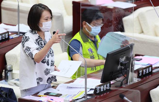 台北市議員簡舒培於議會質詢表示，柬埔寨詐騙事件，柯文哲身為首都市長卻講風涼話，去取笑執法單位、受害民眾。（張鎧乙攝）