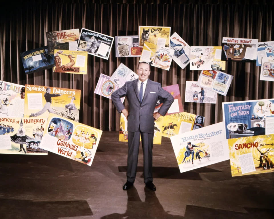 Der amerikanische Trickfilmzeichner und Filmproduzent Walt Disney mit Plakaten einiger seiner Filme, um 1955. (Getty Images)
