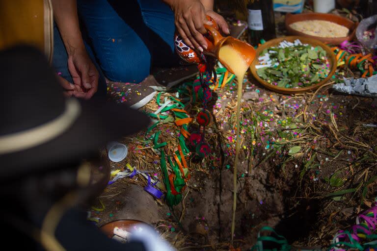 El festejo comunitario en el que se cava un pozo y se “da de comer” a la Pachamama diferentes comidas y bebidas