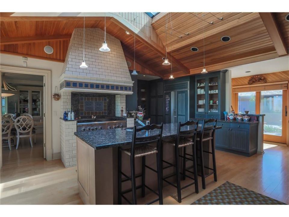 <p>The home also has upstairs and downstairs kitchens. (Realtor.ca) </p>