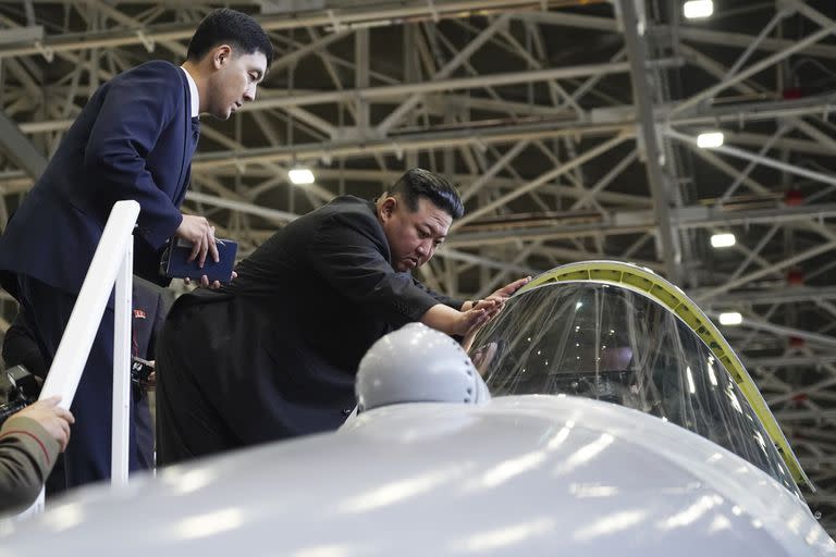 En esta foto difundida por el gobierno regional de Jabarovsky, el mandatario norcoreano Kim Jong Un, derecha, observa la cabina de un avión militar durante su visita a una fábrica rusa de aeronaves de combate en Komsomolsk del Amur, a unos 6.200 kilómetros (3.900 millas) al este de Moscú, Rusia, el viernes 15 de septiembre de 2023. (Gobierno de Jabarovsky vía AP)