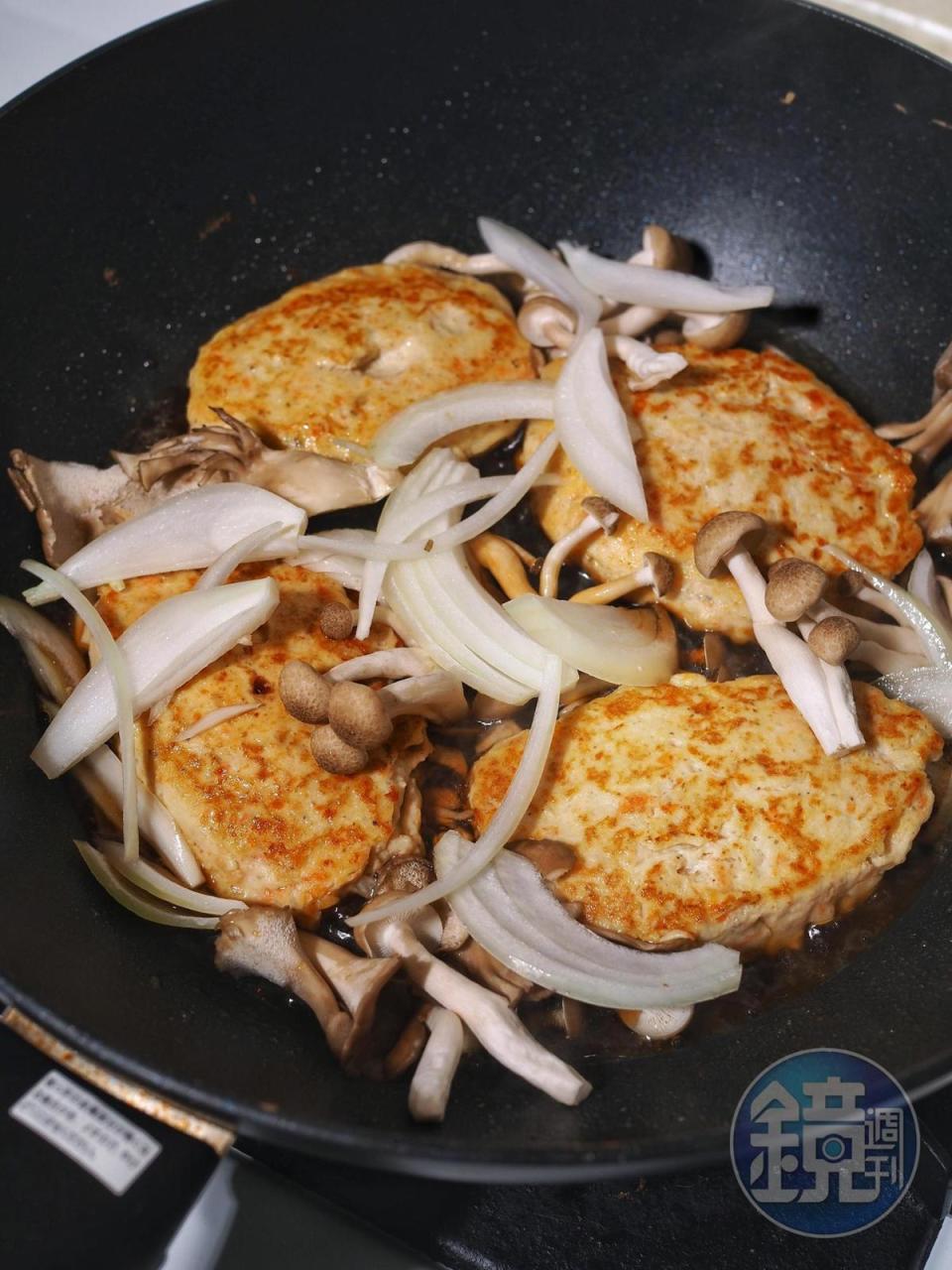 漢堡排煎到兩面金黃後，加米酒、砂糖、醬油各1匙，放少許洋蔥、蕈菇，蓋上鍋蓋小火燜3分鐘，做成日式口味。