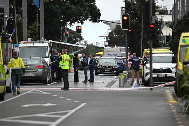Oficiales de policía acordonan el sitio de un tiroteo en el centro de Auckland el 20 de julio de 2023. Un hombre armado abrió fuego en un sitio de construcción en el centro de Auckland el 20 de julio de 2023 en un 