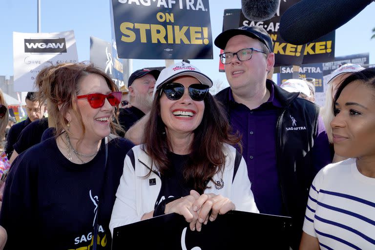 Fran Drescher, presidente de SAG-AFTRA, junto a Duncan Crabtree-Ireland, en el primer día de huelga en Hollywood