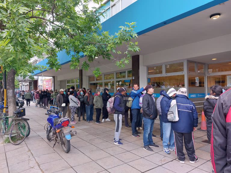 Largas filas en las sedes de la Anses para inscribirse al refuerzo alimentario