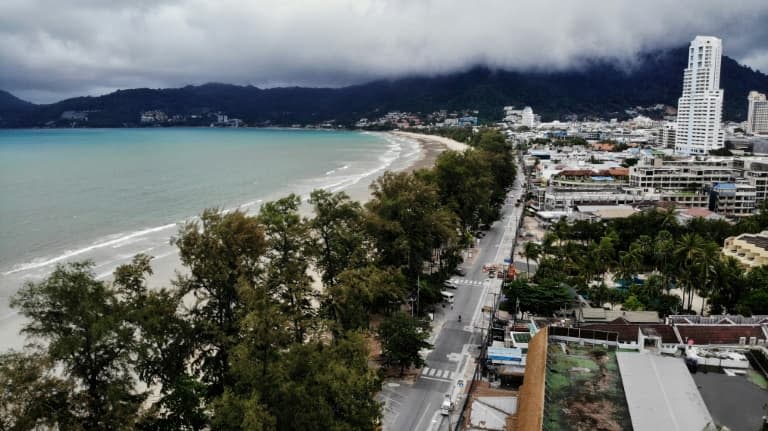 Vue aérienne de la plage de Patong, à Phuket, en Thaïlande le 1er octobre 2020 - Lillian SUWANRUMPHA © 2019 AFP