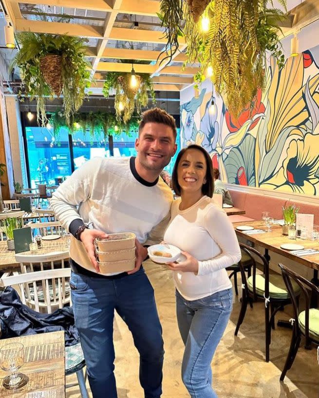 Aljaz Skorjanec and Janette Manrara holding food